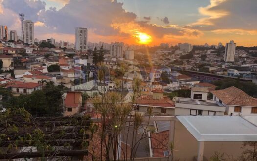 Sobrado com vista panorâmica na Chácara Klabin — Espaço, conforto e uma vista eterna no ponto mais alto do bairro.
